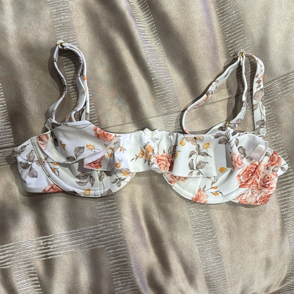 We wore what ruffle floral bikini top size small - Picture 2 of 4